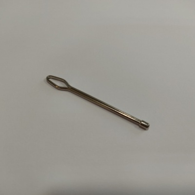 Ferramenta metálica pequena prateada com extremidade oval e cilíndrica sobre superfície branca