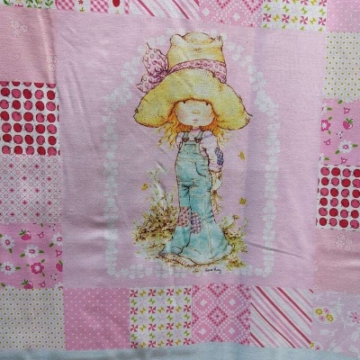 tecido decorativo rosa com patchwork e ilustração de menina de chapéu