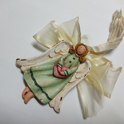 Anjo decorativo verde com asas brancas e laço creme