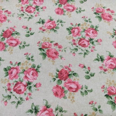 Tecido bege com padrão floral de rosas cor-de-rosa e folhas verdes