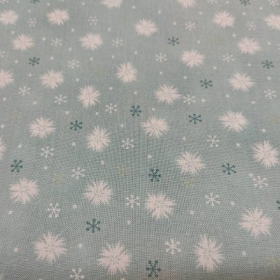 tecido azul claro com padrão de flocos de neve branco e azul