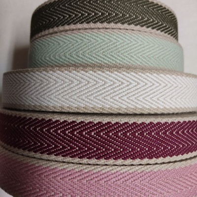Rolos de fita têxtil em diferentes cores com padrão espinha de peixe