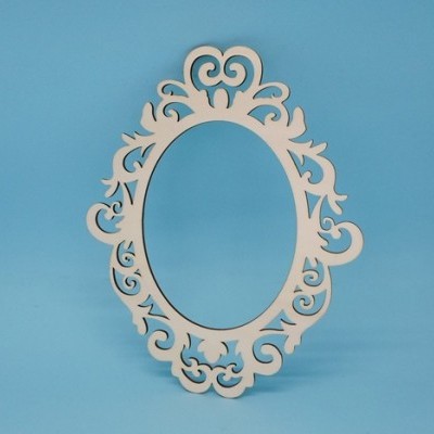 Moldura oval decorativa branca com padrões recortados sobre fundo azul