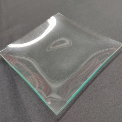 Prato quadrado de vidro transparente com bordas curvadas