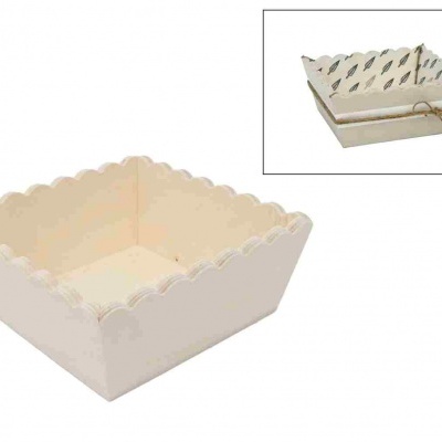 Cesta quadrada branca em madeira com bordas onduladas e papel decorativo interior.