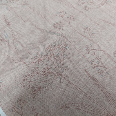 Tecido bege claro com padrão floral delicado em castanho e azul claro.