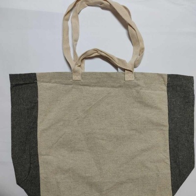 Sacola de tecido bege e cinza com alças sobre fundo branco