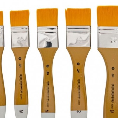Cinco pincéis de pintura com cerdas amarelas e cabos de madeira numerados de 25 a 50