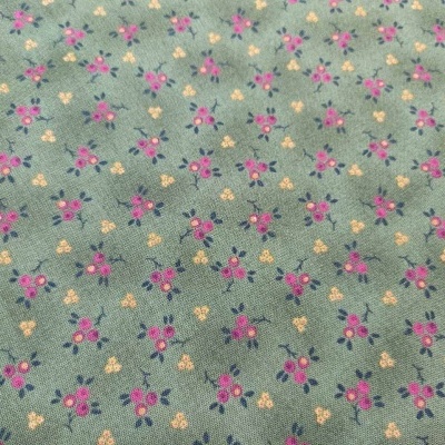 tecido verde com padrão floral cor-de-rosa e amarelo
