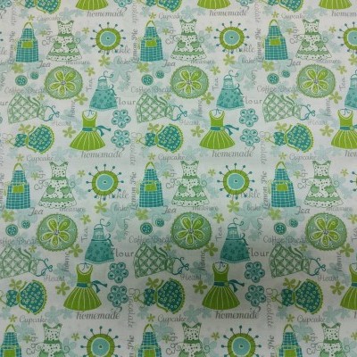 Tecido estampado com figuras de meninas, gatos, flores e texto em verde e azul