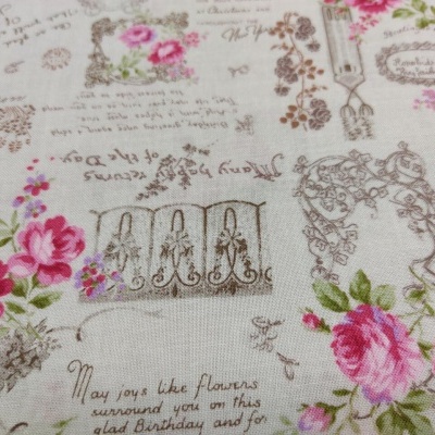 Tecido com padrão de flores cor de rosa e texto em inglês