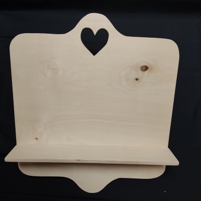 Prateleira decorativa em madeira com recorte em forma de coração