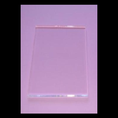 Placa transparente retangular sobre superfície rosa