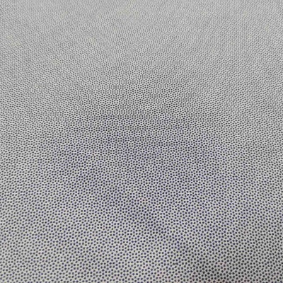 Tecido branco com padrão de bolinhas pretas pequenas