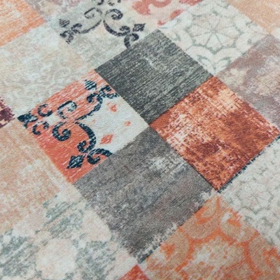 tecido com padrão xadrez e motivos florais em tons de cinza, laranja, branco e vermelho