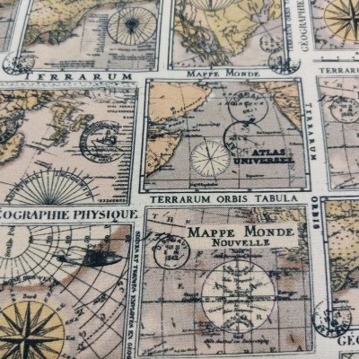 tecido ou papel com estampado de mapas antigos em tons bege, marrom e verde