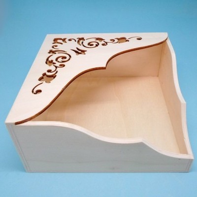 Caixa de madeira clara com padrão recortado na tampa