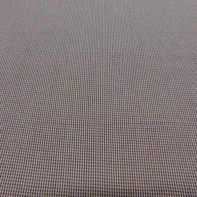 tecido xadrez miúdo castanho e preto sobre fundo bege