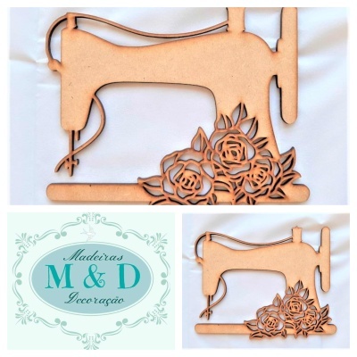 Peça de madeira em forma de máquina de costura com flores e logo de loja