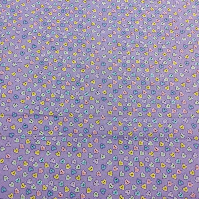 Tecido lilás com corações coloridos repetitivos