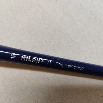 Lápis azul escuro MILAN 711 Fine Selection sobre superfície clara