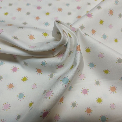 Tecido branco com pequenas formas coloridas padrão