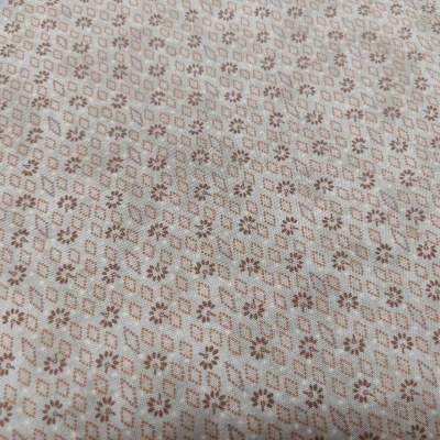 tecido com padrão geométrico castanho claro e bege