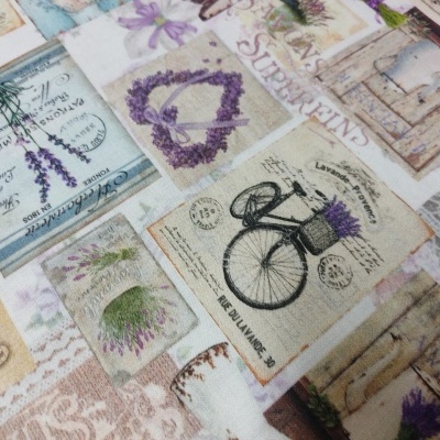 tecido estampado com motivos de lavanda, bicicleta e texto em inglês