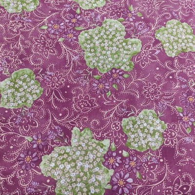 Tecido cor-de-rosa escuro com padrão floral branco, verde e lilás