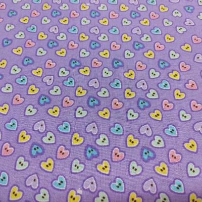 Tecido lilás com corações coloridos pequenos com dois pontos cinzentos