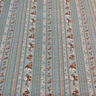 Padrão de tecido com listras verticais e flores pequenas, em tons de verde água, castanho e branco.