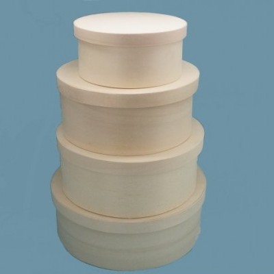 Conjunto de caixas redondas de madeira empilhadas em fundo azul