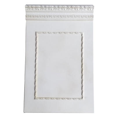 Painel decorativo branco com molduras decorativas no topo e centro.