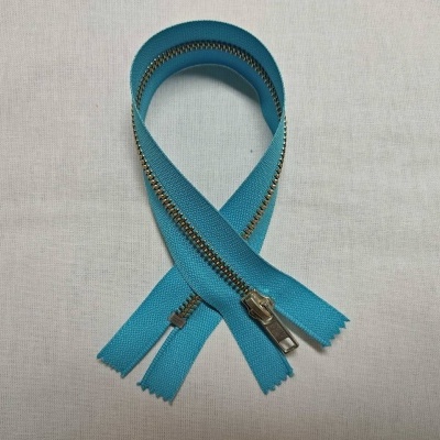 Fecho éclair azul turquesa com dentes metálicos prateados