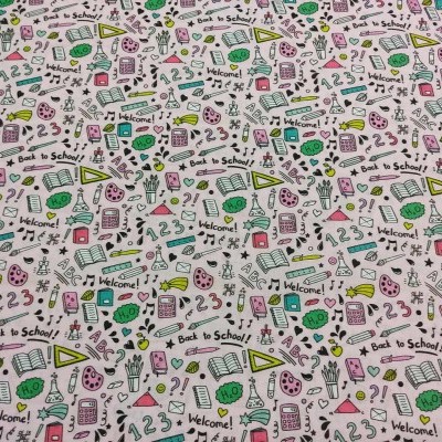 tecido branco com padrão colorido escolar com frases Back to School e Welcome