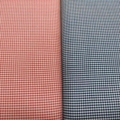 Tecidos xadrez vermelho e azul lado a lado