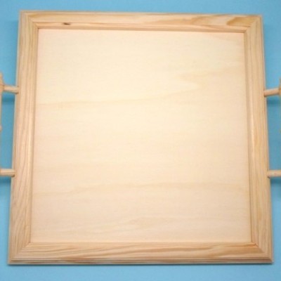 Tabuleiro quadrado em madeira clara com pegas laterais