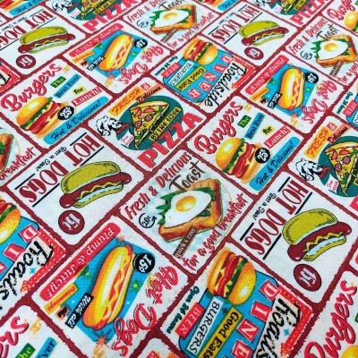 Tecido estampado com menu americano colorido e textos em inglês