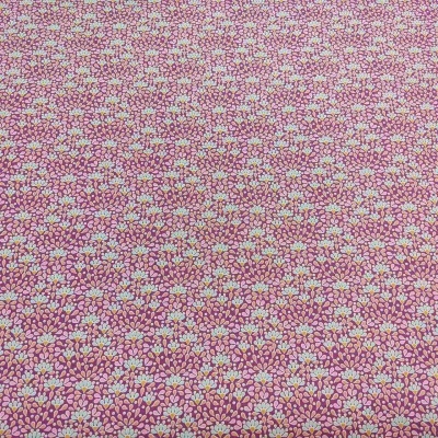 tecido floral em tons de rosa, lilás, amarelo e branco