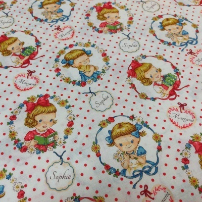 tecido branco com ilustrações de meninas vintage e nomes Sophie e Margaret em etiquetas