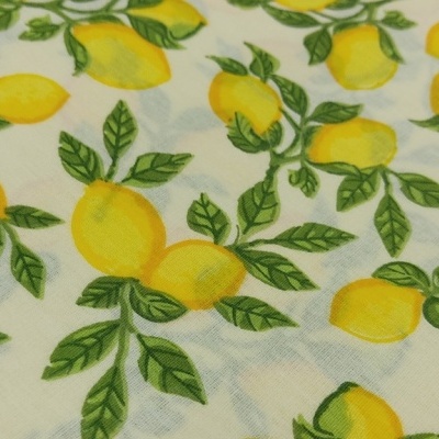 Tecido com padrão de limões amarelos e folhas verdes