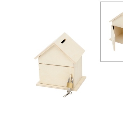 Casinha de madeira com cadeado e chaves em fundo branco