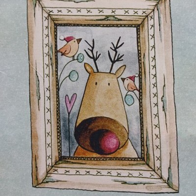 Quadro decorativo com desenho de veado e pássaros em moldura de madeira envelhecida