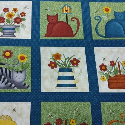 Tecido com padrão de quadrados com gatos coloridos e flores
