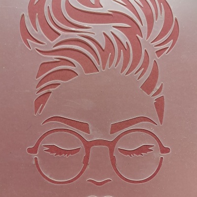 Stencil rosa de rosto feminino estilizado com cabelo, óculos e lábios