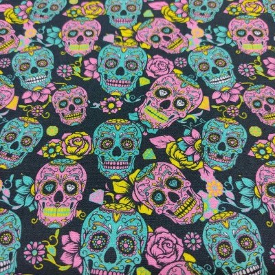 Pano com estampado colorido de crânios e flores