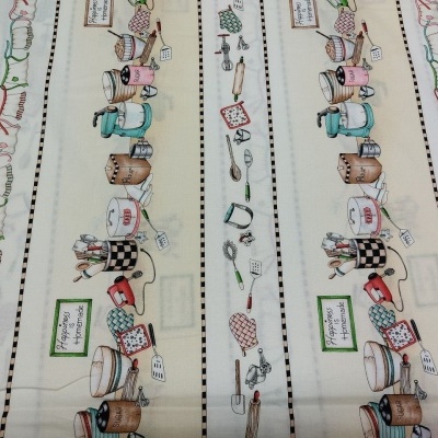 Tecido branco com padrão de utensílios de cozinha e texto 'GOOD FOOD, GOOD MOOD'