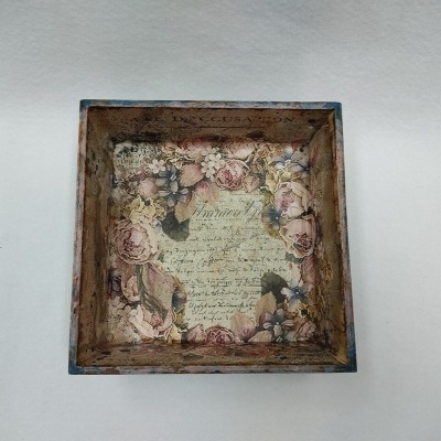 bandeja quadrada de madeira com flores e texto decorativo