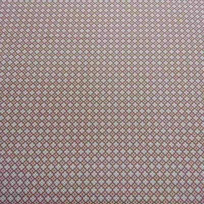 Tecido com padrão repetitivo de pequenos losangos em castanho, verde e branco