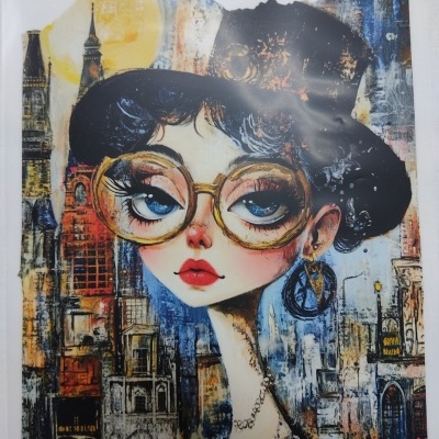 Ilustração de mulher com óculos grandes e chapéu preto em fundo urbano colorido